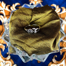Load image into Gallery viewer, Rose Detailed Ring
